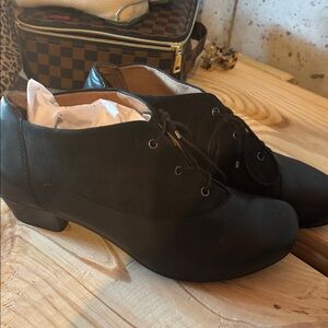 Aetrex Black and Tan Leather Footwear